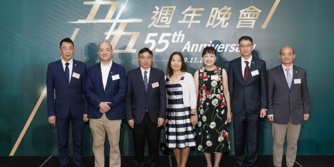 The guest of honor and the management team of Asia Allied Infrastructure group photo at the 55th anniversary cocktail ceremony. (from left to right) Chief Financial Officer of AAI, Mr. Martin Shea; Chairman of AAI, Mr. Dominic Pang; Secretary for Transport and Logistics, HKSAR Government, Ir Lam Sai-hung, GBS, JP; The wife of Secretary for Transport and Logistics, HKSAR Government, Ms Siu Wing-yee, Doris; Honorary Director of AAI, Madam Li Wai Hang; Chief Executive Officer of AAI, Ir Dr. Derrick Pang, JP; and Deputy Chairman of AAI, Mr. Jerry Xu.