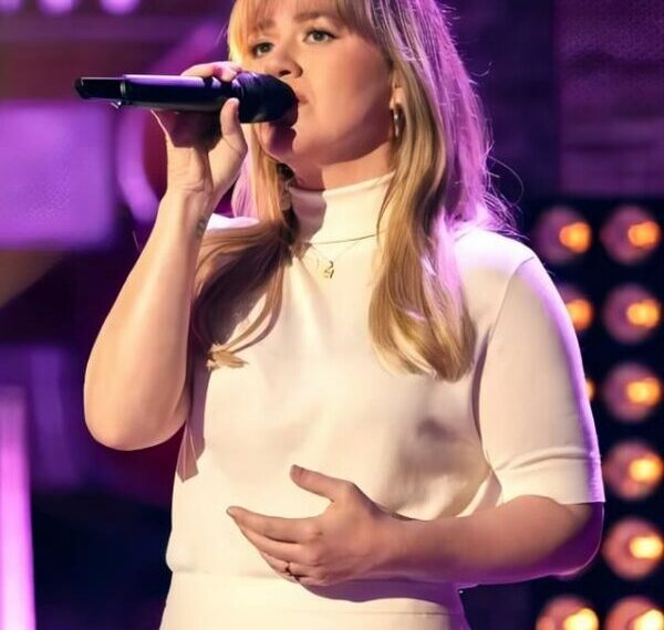 Kelly Clarkson shines in LILYSILK Solomon Sweater on her latest The Kelly Clarkson Show.