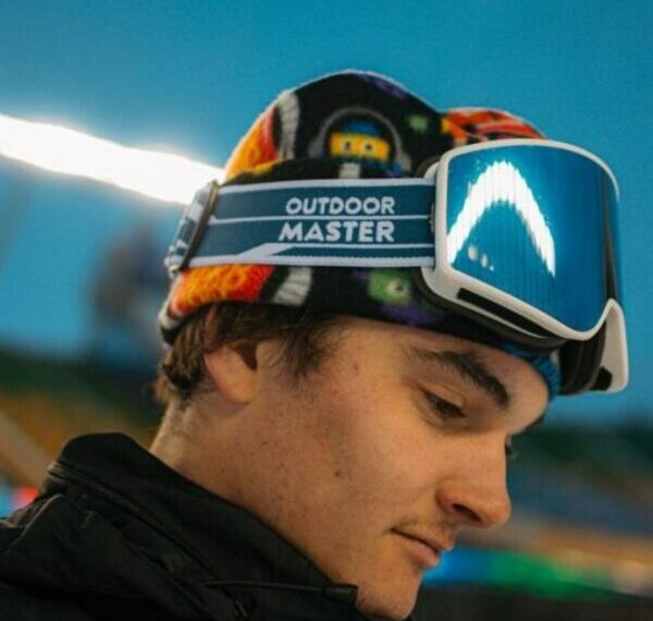 Noah Vicktor is wearing Outdoor Master’s snow goggles.