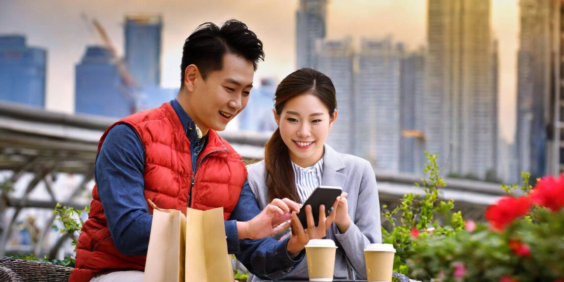 Chinese couple ordering ecommerce
