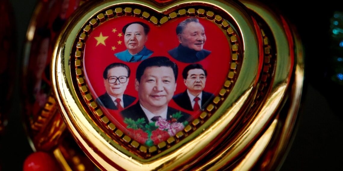 A souvenir featuring portraits of former Chinese leaders Mao Zedong, Deng Xiaoping, Jiang Zemin, Hu Jintao and current President Xi Jinping as it is sold on Tiananmen Square, Beijing, Chins on 25 October 2016. (Photo: REUTERS/Thomas Peter)