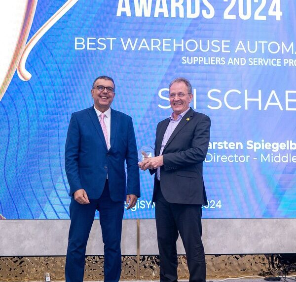 Singapore (05/16)- Bob Gill, Chairman of the LogiSYM Awards Judging Panel, presented the 2024 Best Warehouse Automation Company Award to Carsten Spiegelberg, Managing Director at SSI Schaefer for Middle East & Africa.