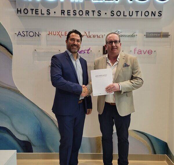 Mr. Juan Andrés Romero, Larimar CEO & Mr. Gerard Byrne, Managing Director Archipelago International