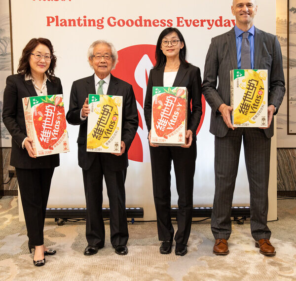 Caption (1): Vitasoy management presents its VITASOY Low Sugar Banana Soyabean Milk and VITASOY Low Sugar Strawberry Soyabean Milk at the press conference. (From left) Ms. May Lo, Deputy Chairman; Mr. Winston Lo, Executive Chairman; Ms. Ian Ng, Group Chief Financial Officer; and Mr. Roberto Guidetti, Group Chief Executive Officer.