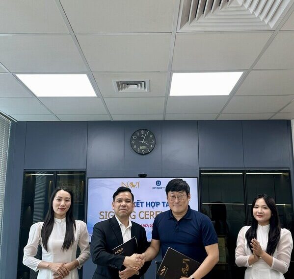 7 Navisoft CEO Pham Truong Sinh Left DIFISOFT CEO Kim Won hyung Right